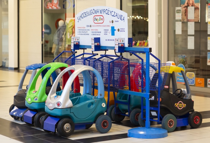 Supermarket trolley in shape of a car